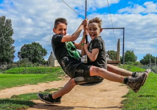 boys-on-zip-wire